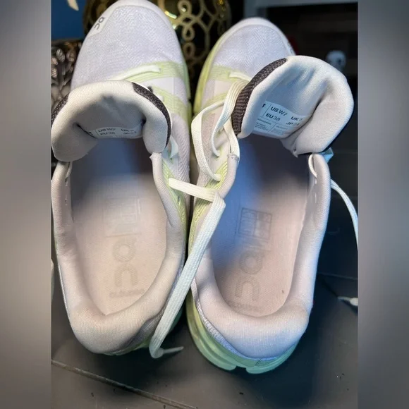 On Cloudgo Running Shoe  Women’s Size 7 White/Meadow 55.98624 - Picture 7 of 8